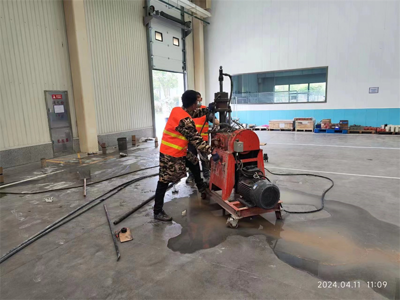 东郊镇厂房地面下沉塌陷注浆加固施工